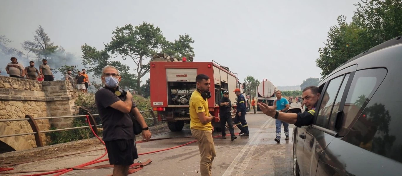 Φωτιά στην Εύβοια: Δραματικές στιγμές στη Γαλατσώνα - Εντολή εκκένωσης για το χωριό Αβγαριά
